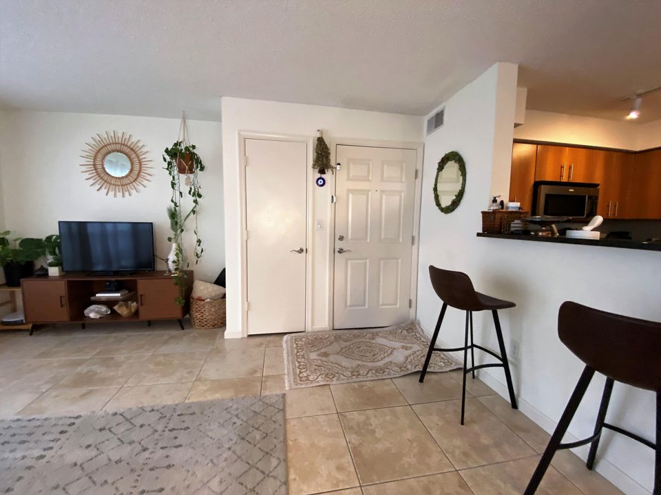 For Rent: $2,600 (2 beds, 2 baths, 948 Square Feet)