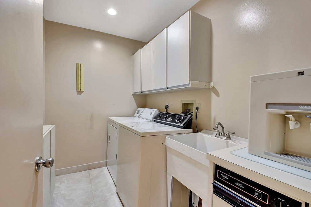 For Sale: $649,000 (2 beds, 2 baths, 3573 Square Feet)