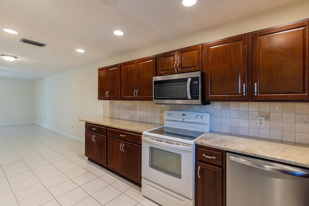 For Sale: $249,000 (2 beds, 2 baths, 1177 Square Feet)