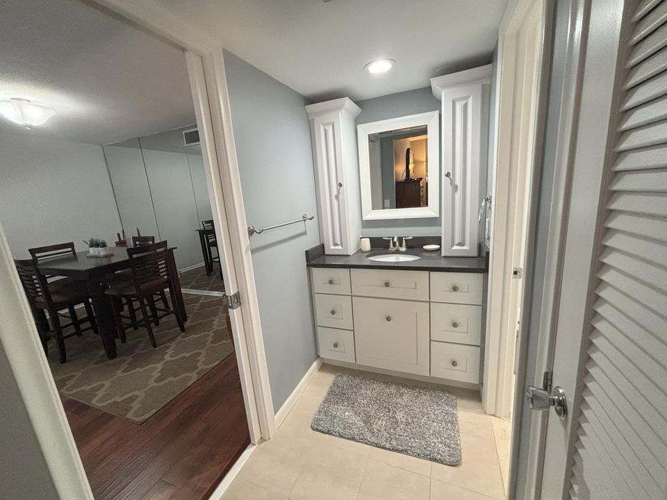 For Rent: $2,400 (2 beds, 2 baths, 959 Square Feet)
