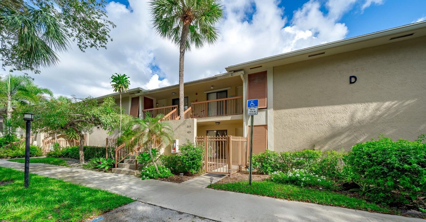 Active With Contract: $2,700 (2 beds, 2 baths, 873 Square Feet)