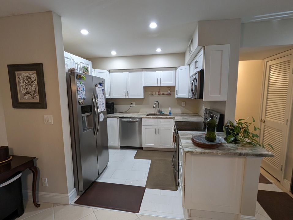 For Rent: $2,300 (2 beds, 2 baths, 1008 Square Feet)