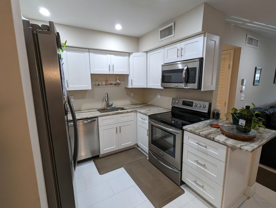 For Rent: $2,300 (2 beds, 2 baths, 1008 Square Feet)