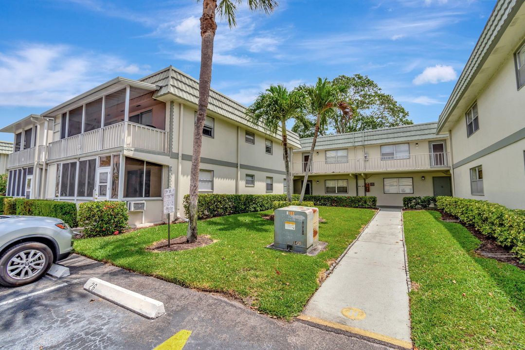 Active With Contract: $1,550 (2 beds, 2 baths, 880 Square Feet)