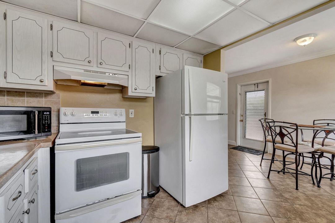 Active With Contract: $1,550 (2 beds, 2 baths, 880 Square Feet)