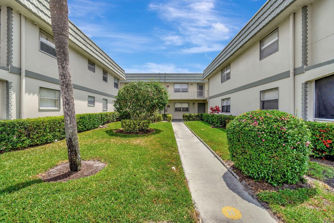 Active With Contract: $1,550 (2 beds, 2 baths, 880 Square Feet)