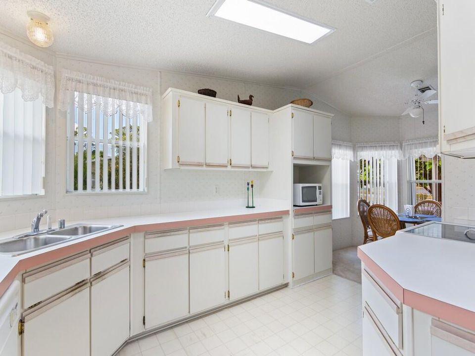 For Sale: $160,000 (2 beds, 2 baths, 1220 Square Feet)