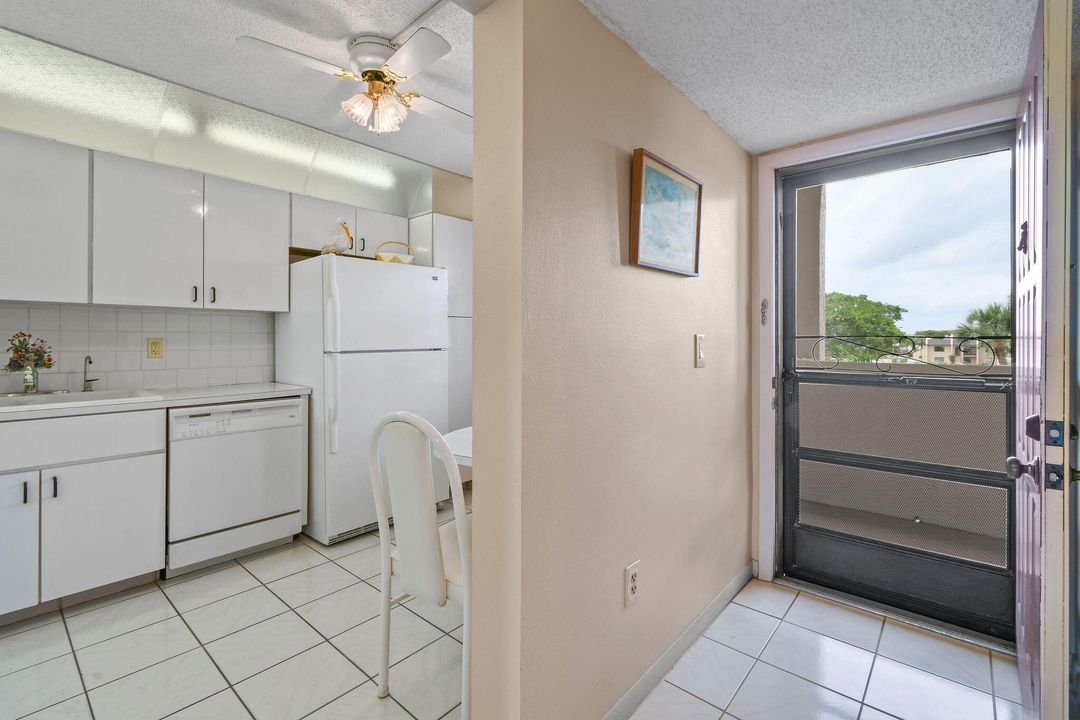 For Sale: $155,900 (2 beds, 2 baths, 1100 Square Feet)
