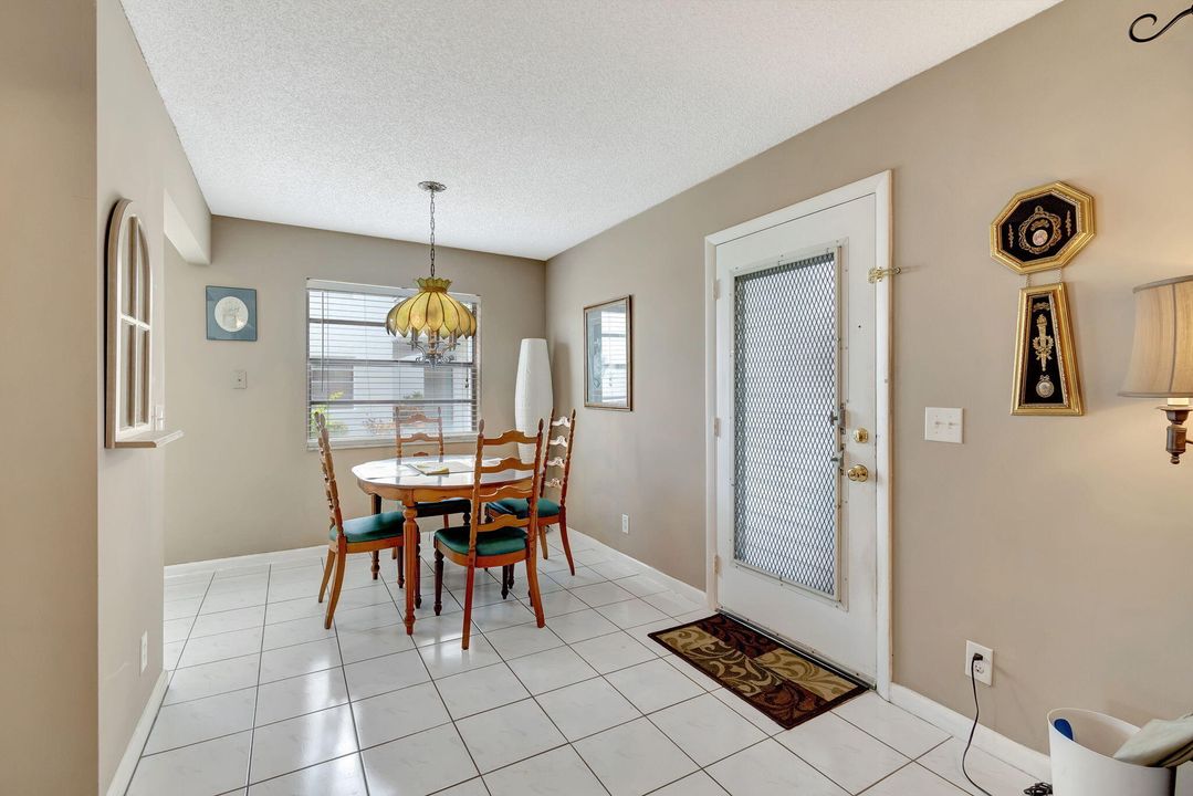 For Sale: $200,000 (2 beds, 2 baths, 907 Square Feet)