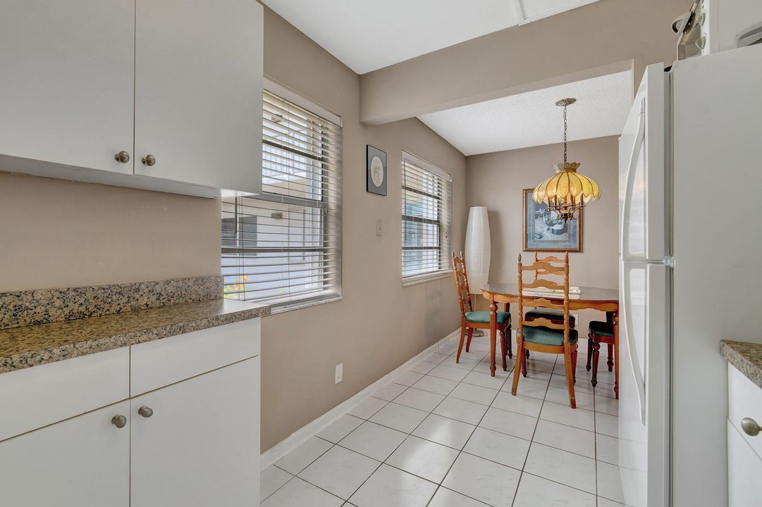 For Sale: $200,000 (2 beds, 2 baths, 907 Square Feet)