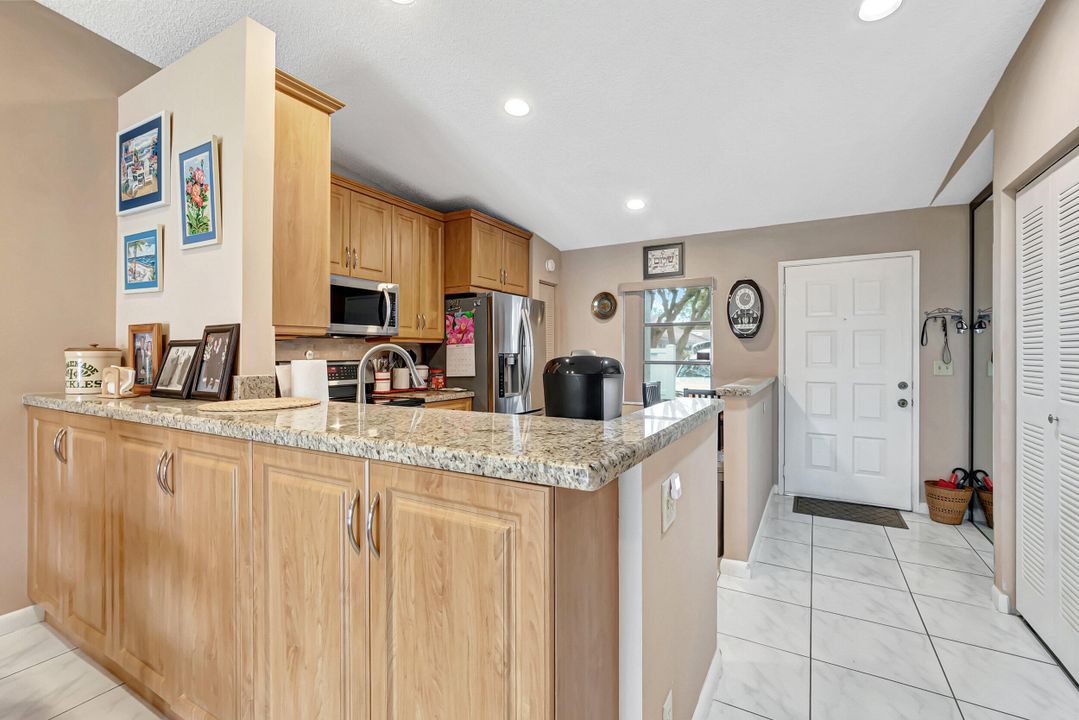 For Sale: $299,900 (2 beds, 2 baths, 1162 Square Feet)