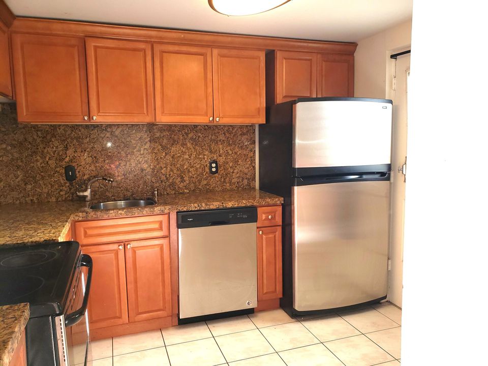 Vendido Recientemente: $194,999 (2 camas, 2 baños, 1200 Pies cuadrados)