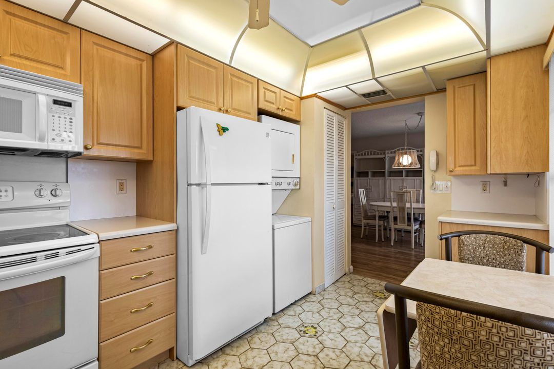 For Sale: $215,000 (2 beds, 2 baths, 1005 Square Feet)