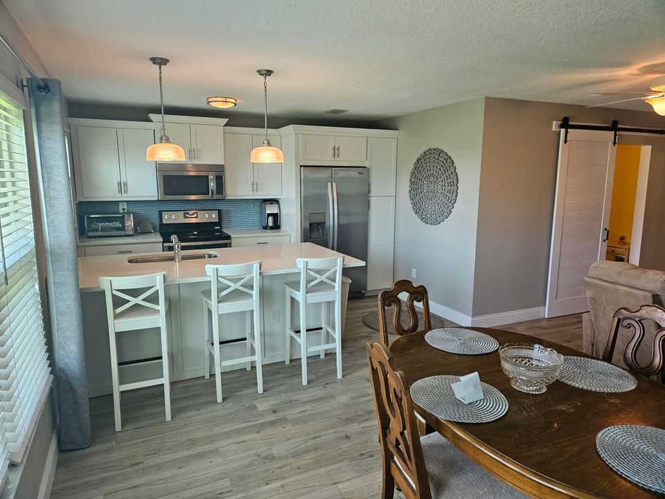 For Rent: $2,150 (1 beds, 1 baths, 966 Square Feet)