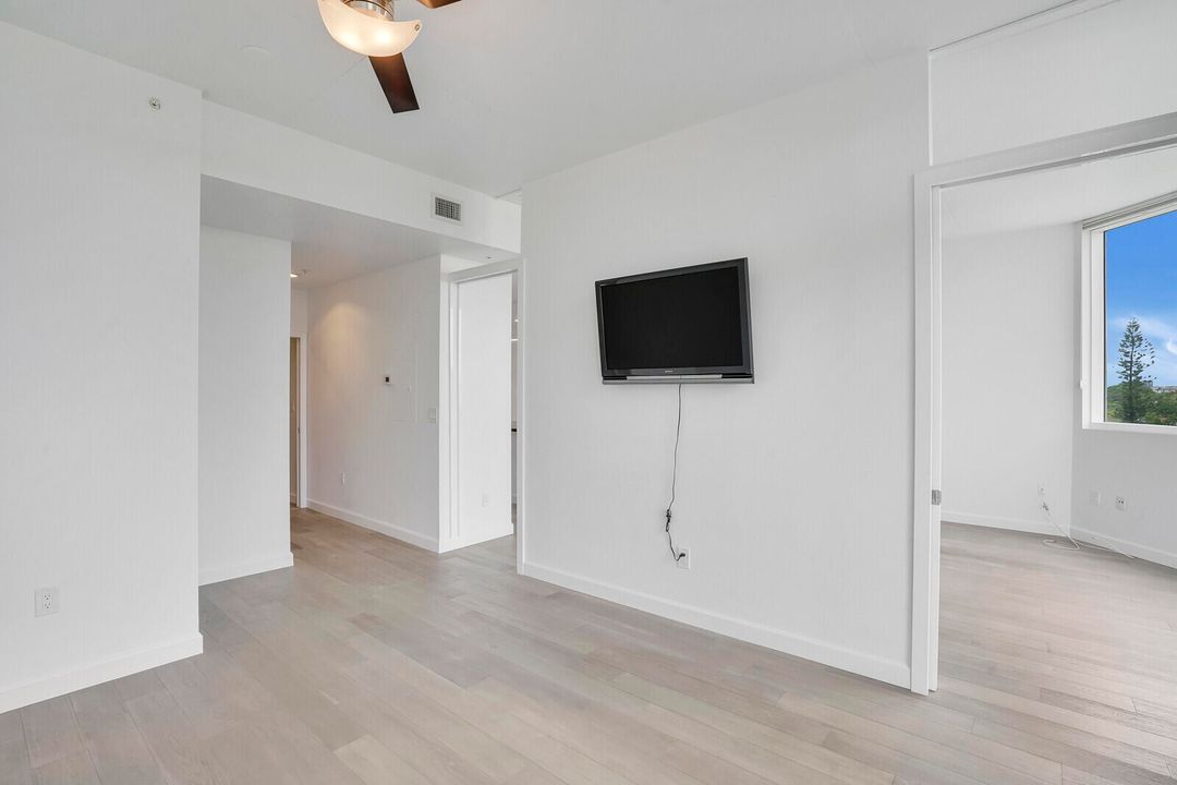 For Sale: $339,900 (1 beds, 1 baths, 803 Square Feet)