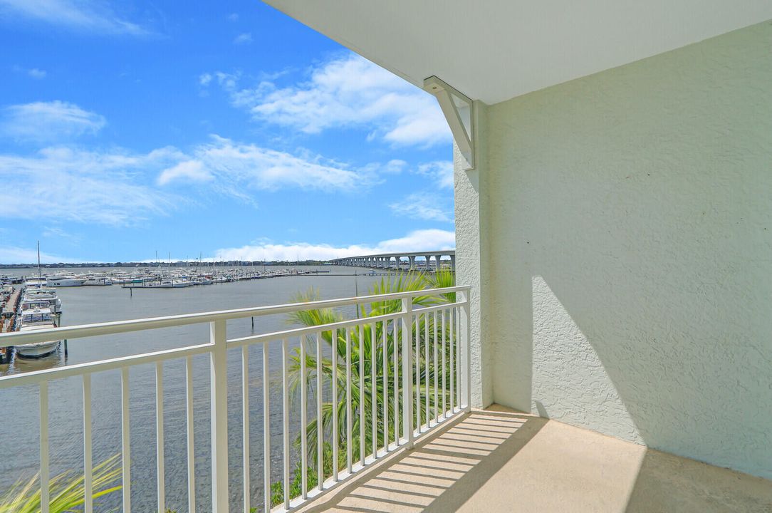 For Sale: $379,999 (2 beds, 2 baths, 1089 Square Feet)