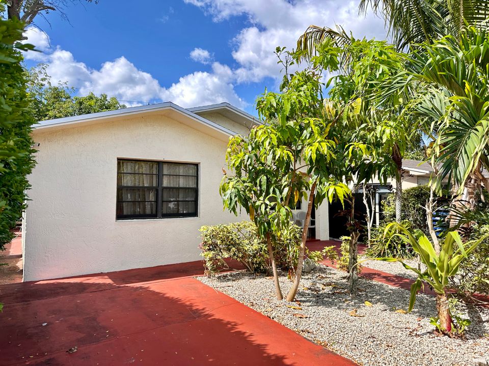 For Sale: $499,999 (3 beds, 2 baths, 1295 Square Feet)