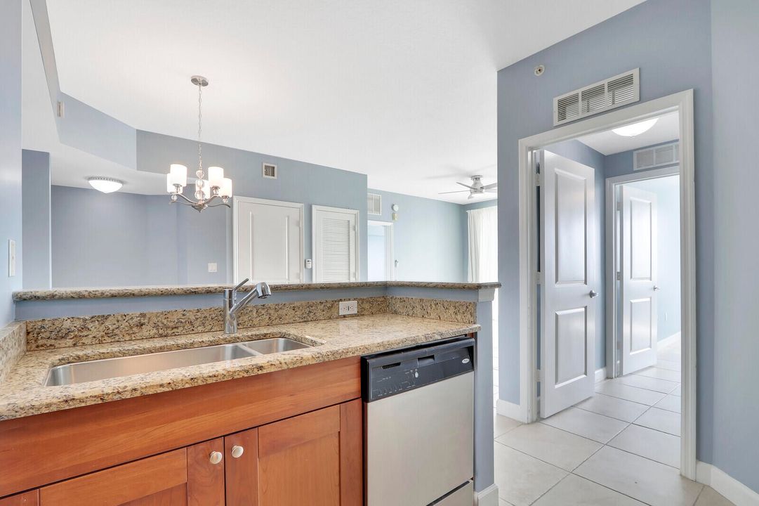 For Sale: $379,999 (2 beds, 2 baths, 1089 Square Feet)