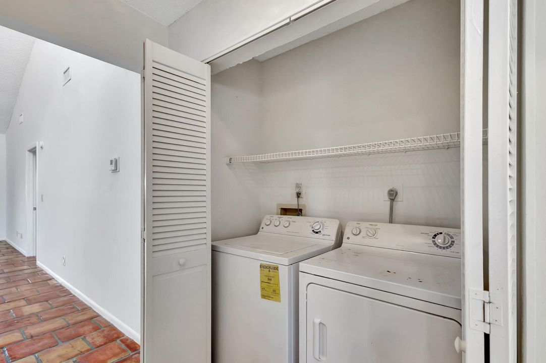 Active With Contract: $305,000 (3 beds, 2 baths, 1268 Square Feet)
