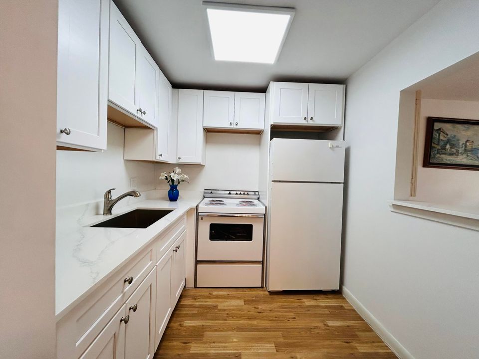 For Sale: $89,999 (1 beds, 1 baths, 570 Square Feet)