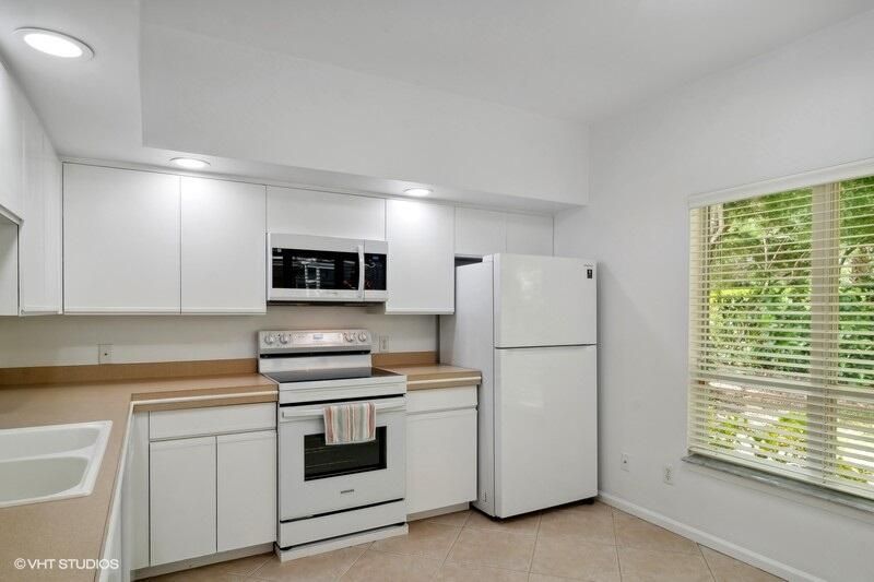 Active With Contract: $2,600 (3 beds, 2 baths, 1645 Square Feet)