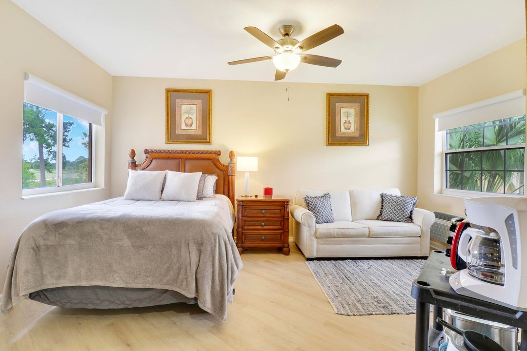 Active With Contract: $1,300 (1 beds, 1 baths, 400 Square Feet)