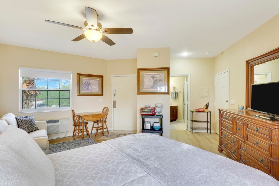 Active With Contract: $1,300 (1 beds, 1 baths, 400 Square Feet)