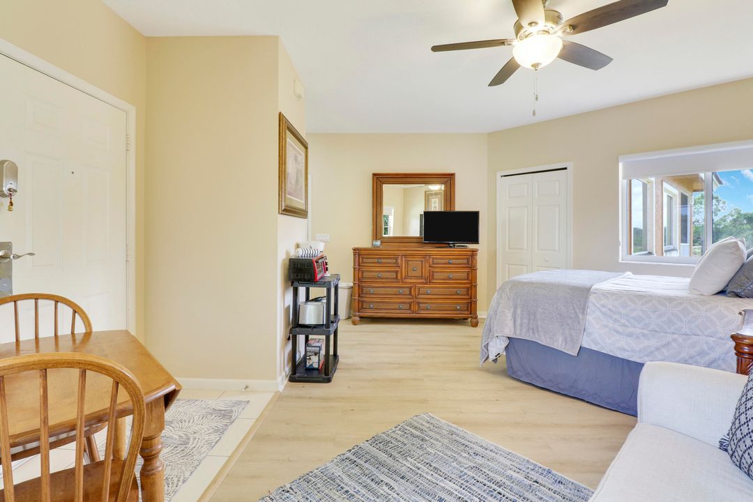 Active With Contract: $1,300 (1 beds, 1 baths, 400 Square Feet)