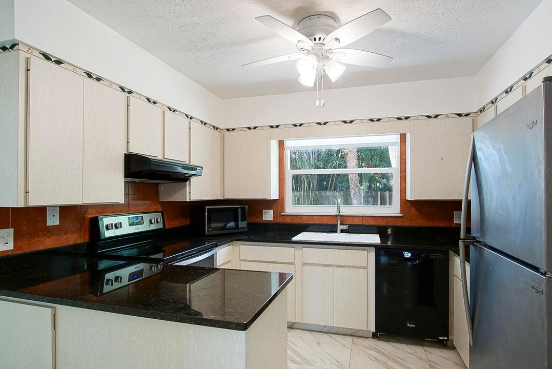 For Rent: $2,850 (2 beds, 2 baths, 1358 Square Feet)