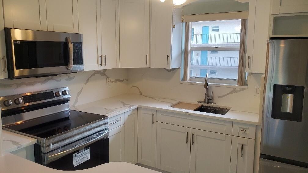 For Sale: $130,000 (1 beds, 1 baths, 705 Square Feet)