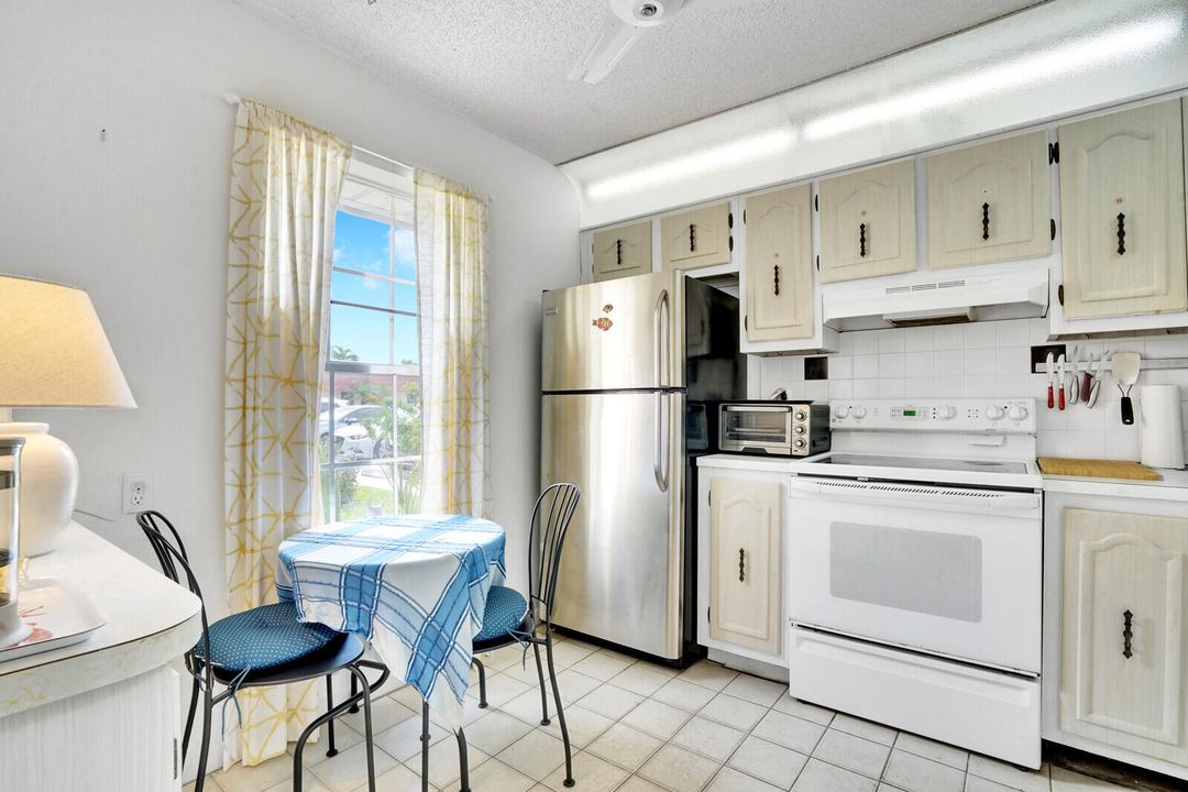 Active With Contract: $160,000 (2 beds, 2 baths, 941 Square Feet)