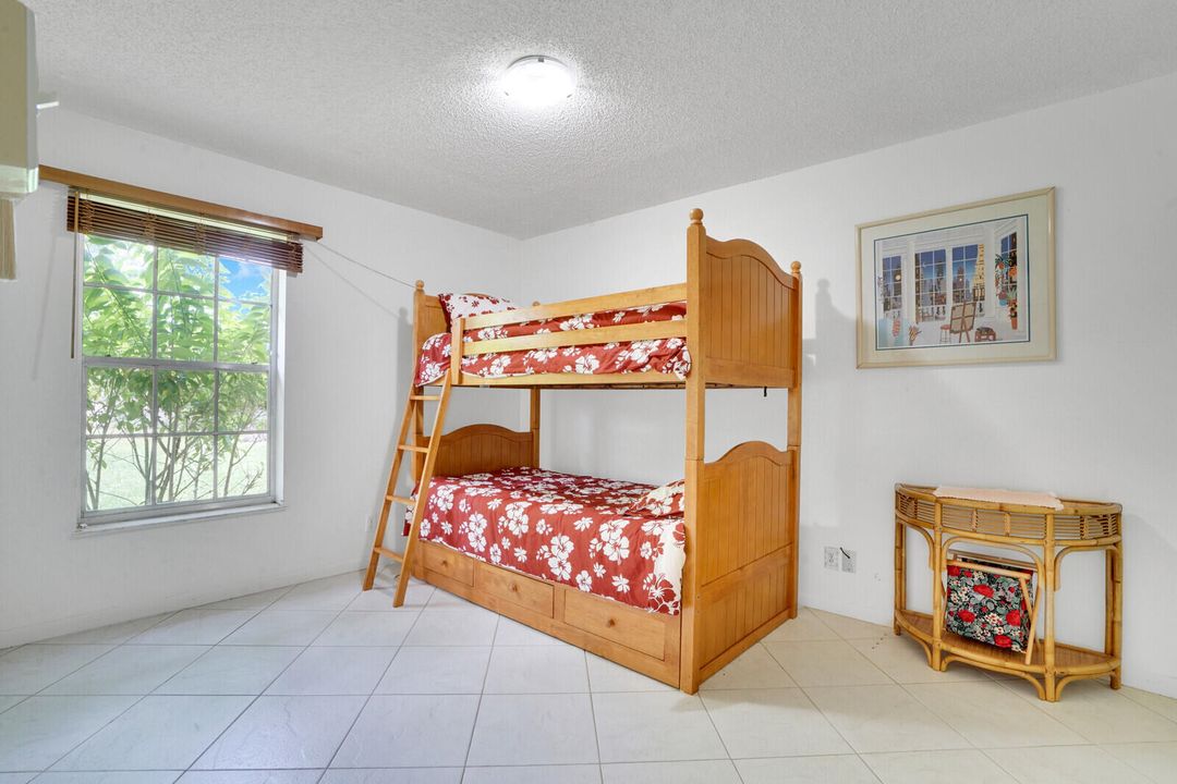 For Sale: $160,000 (2 beds, 2 baths, 941 Square Feet)