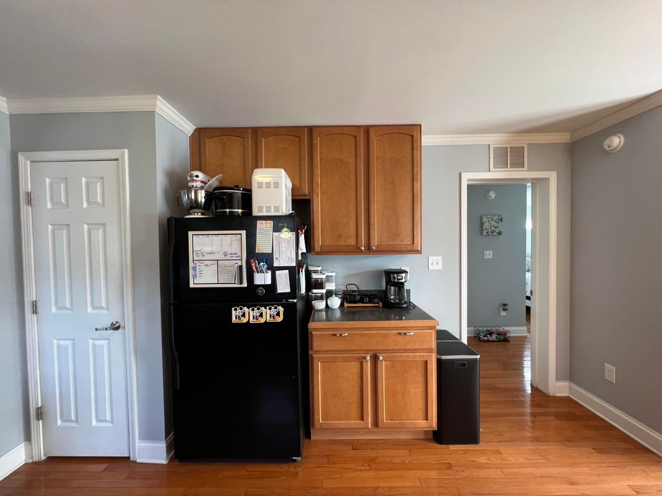 Active With Contract: $2,100 (3 beds, 2 baths, 1232 Square Feet)