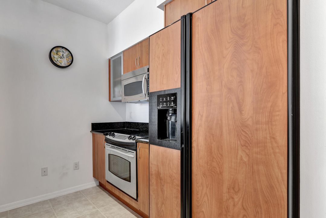 For Rent: $2,500 (1 beds, 1 baths, 660 Square Feet)