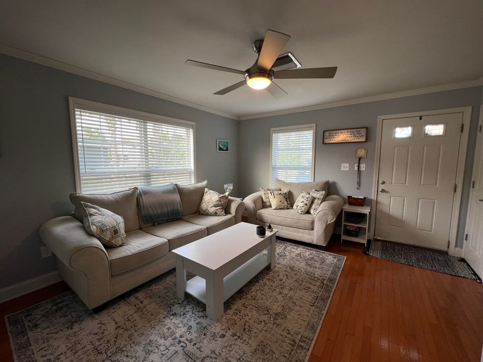 Active With Contract: $2,100 (3 beds, 2 baths, 1232 Square Feet)