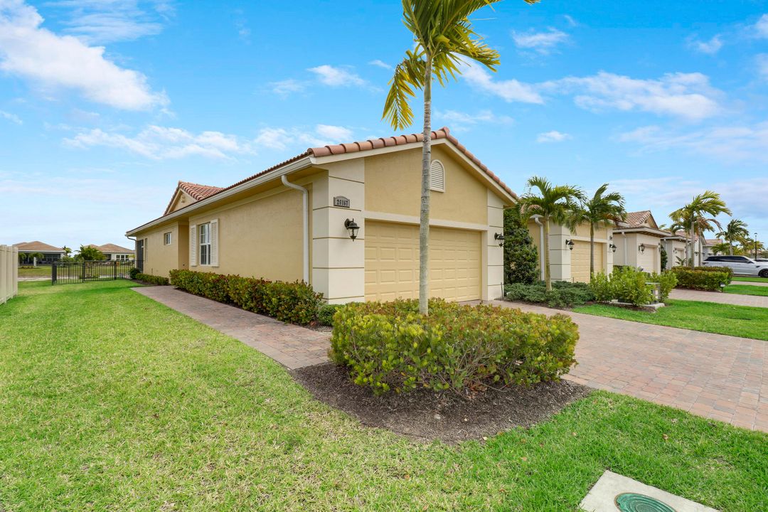 For Sale: $459,900 (2 beds, 2 baths, 1620 Square Feet)