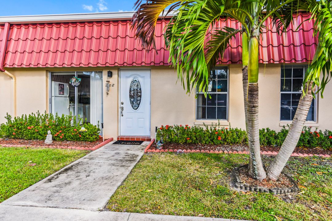 For Sale: $214,900 (2 beds, 2 baths, 941 Square Feet)