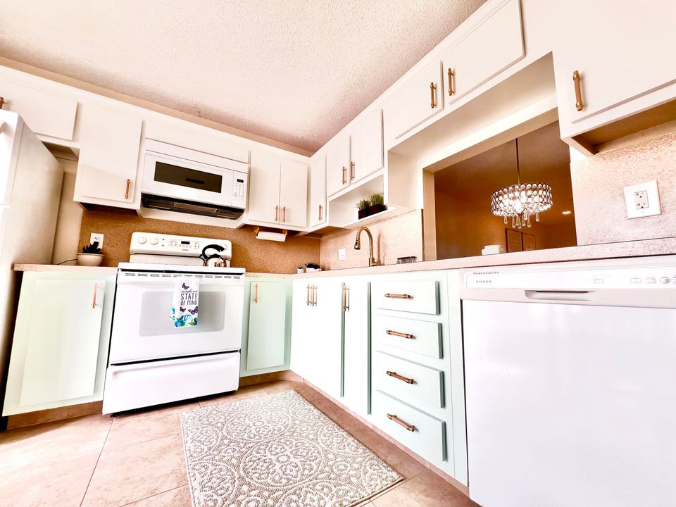 For Sale: $214,900 (2 beds, 2 baths, 941 Square Feet)