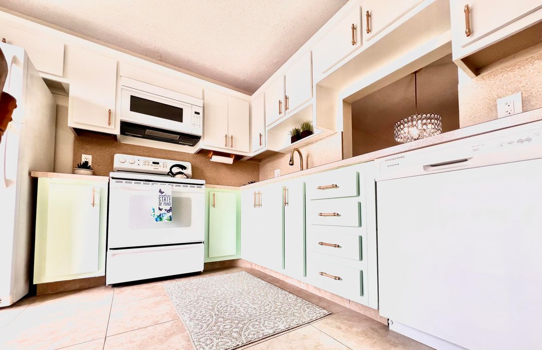 For Sale: $214,900 (2 beds, 2 baths, 941 Square Feet)