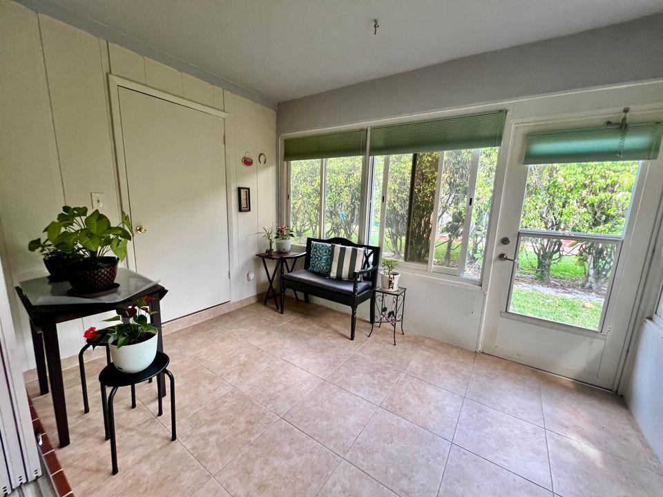 For Sale: $214,900 (2 beds, 2 baths, 941 Square Feet)