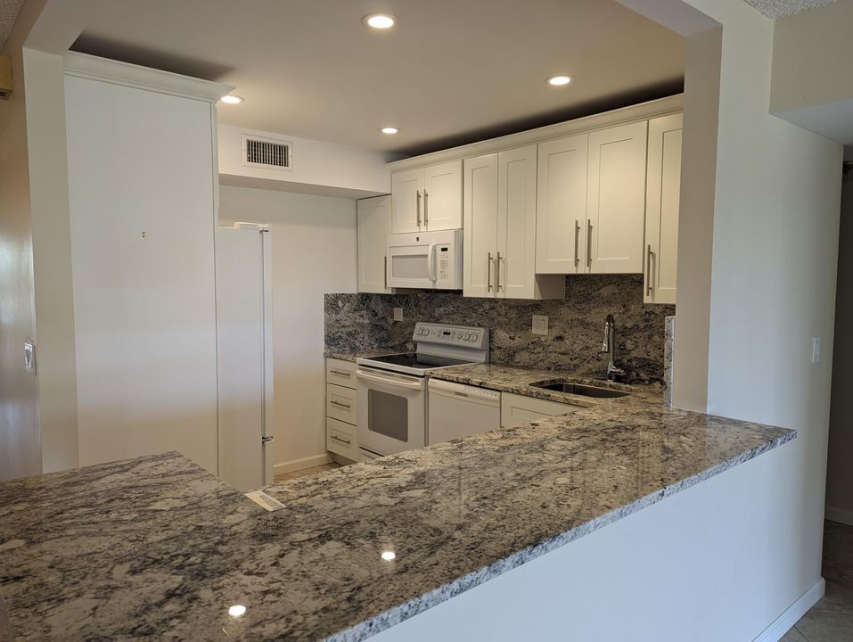 Active With Contract: $2,800 (2 beds, 2 baths, 1240 Square Feet)