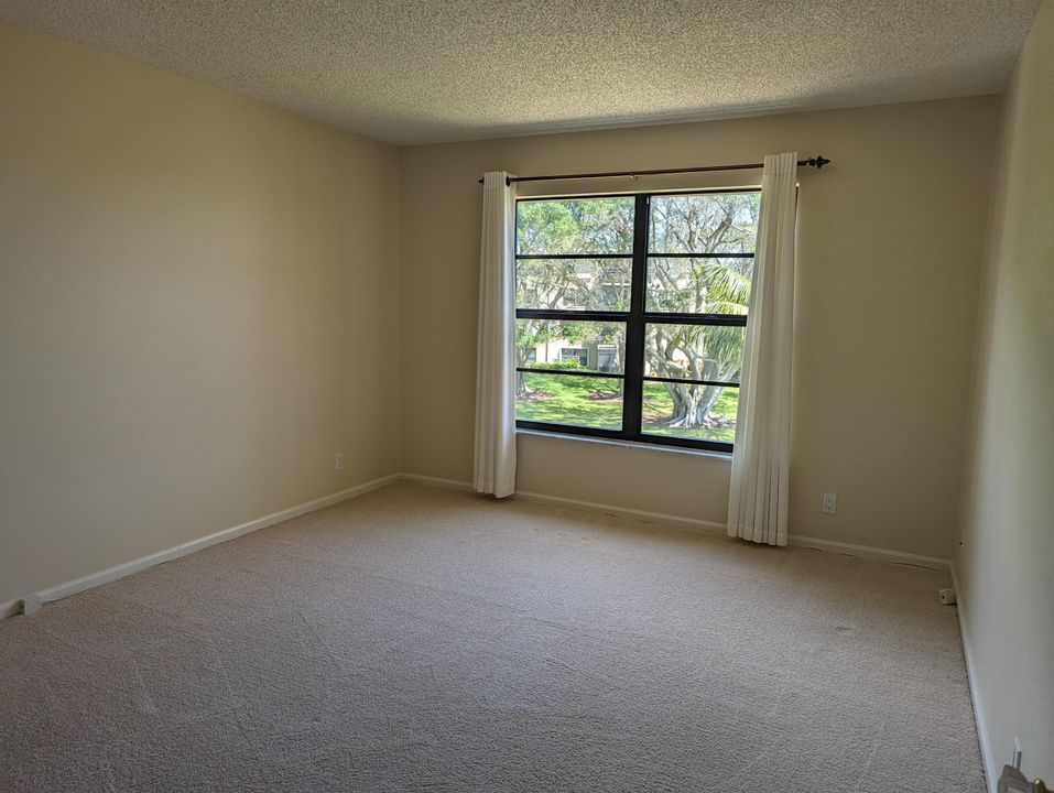 Active With Contract: $2,800 (2 beds, 2 baths, 1240 Square Feet)