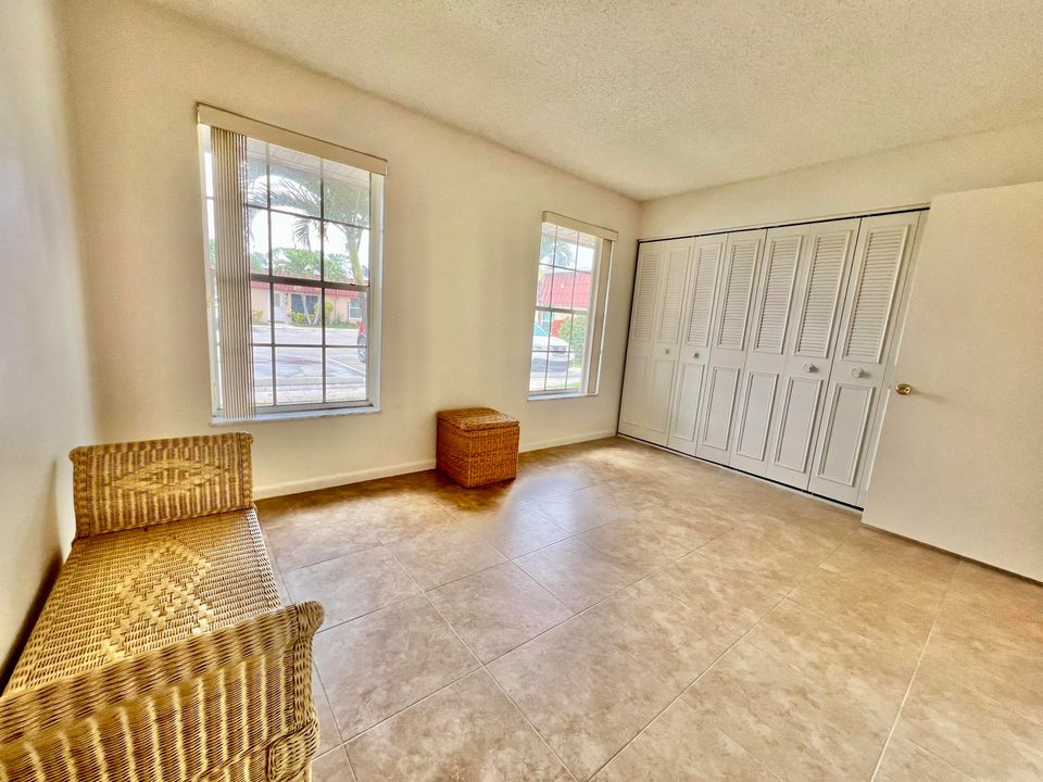 For Sale: $214,900 (2 beds, 2 baths, 941 Square Feet)