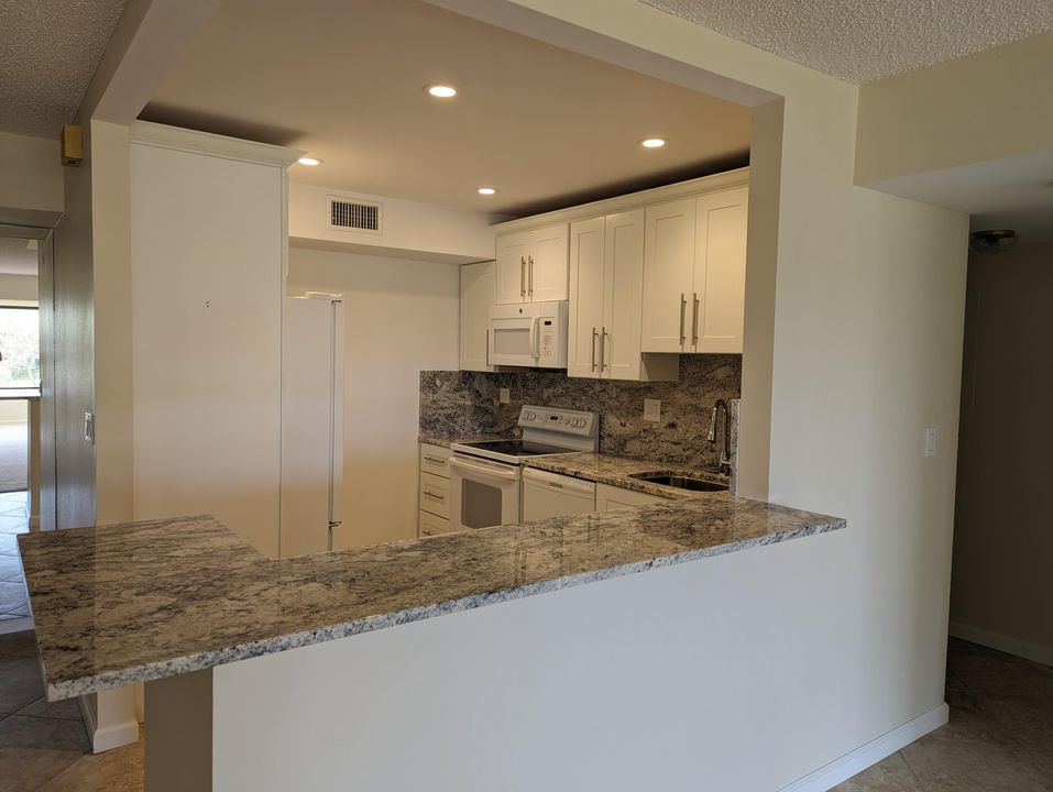 Active With Contract: $2,800 (2 beds, 2 baths, 1240 Square Feet)