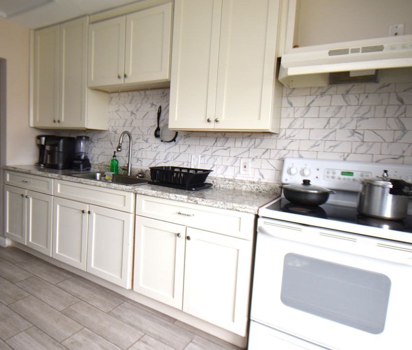 For Sale: $255,000 (2 beds, 1 baths, 1014 Square Feet)