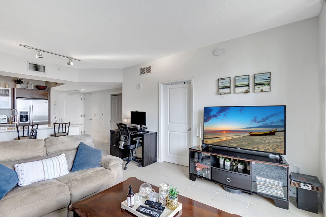 Active With Contract: $2,400 (1 beds, 1 baths, 690 Square Feet)