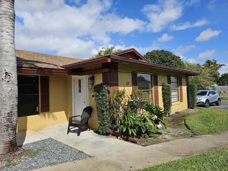 For Sale: $255,000 (2 beds, 1 baths, 1014 Square Feet)