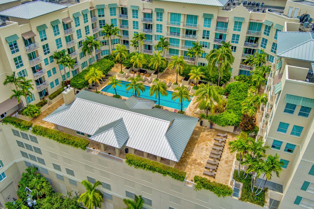 Active With Contract: $2,400 (1 beds, 1 baths, 690 Square Feet)