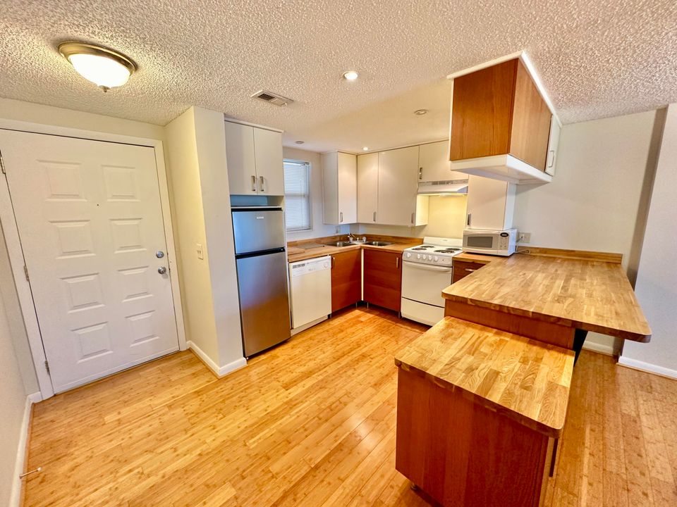 For Rent: $2,000 (2 beds, 2 baths, 1029 Square Feet)