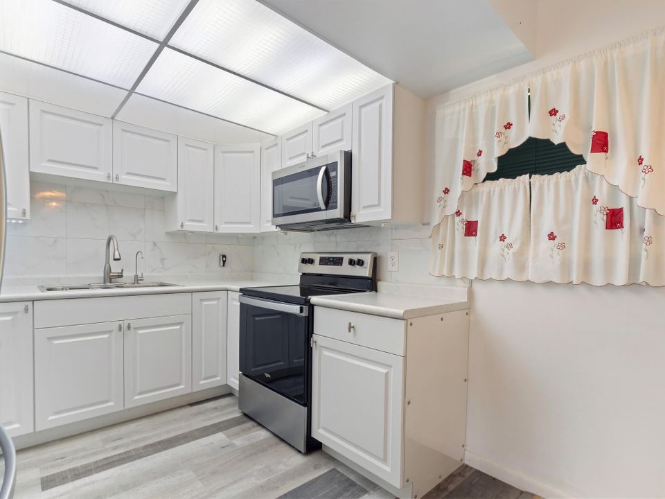 Active With Contract: $499,900 (3 beds, 1 baths, 1012 Square Feet)